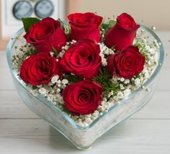Kalp içerisinde 7 adet kırmızı gül  Bilecik çiçekçi çiçek gönderme sitemiz güvenlidir 