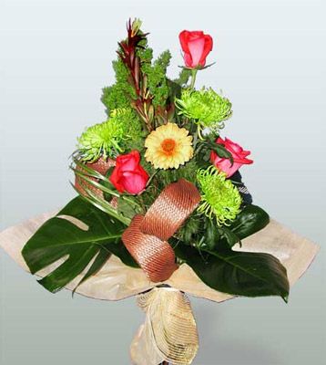  Bilecik çiçekçi ucuz çiçek gönder  3 adet gül 4 adet gerbera çiçegi sade buket