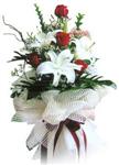  Bilecik çiçekçi ucuz çiçek gönder  4 kirmizi gül , 1 dalda 3 kandilli kazablanka