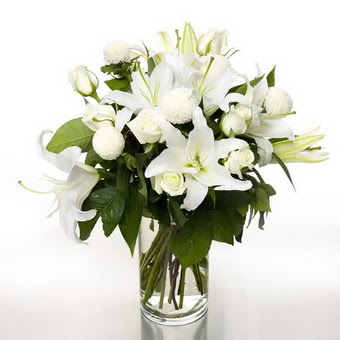  Bilecik çiçekçi çiçek gönderme sitemiz güvenlidir  1 dal cazablanca 7 adet beyaz gül vazosu