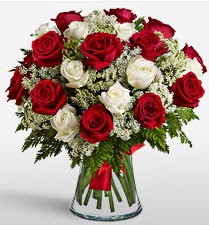 Vazoda 12 kırmızı 12 beyaz gül tanzimi  Bilecik çiçekçi uluslararası çiçek gönderme 