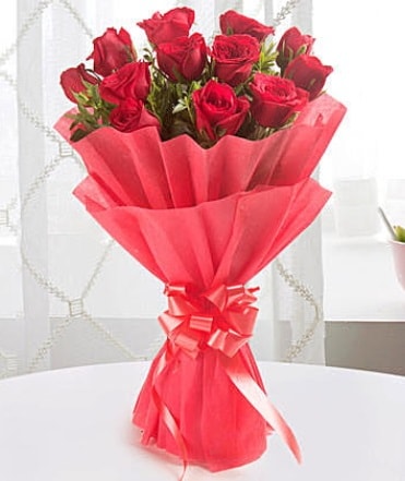 12 adet kırmızı gülden modern buket  Bilecik çiçekçi çiçek yolla 